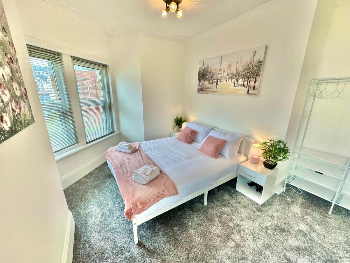 Chic Apartment In Central Bournemouth With Parking Exteriör bild